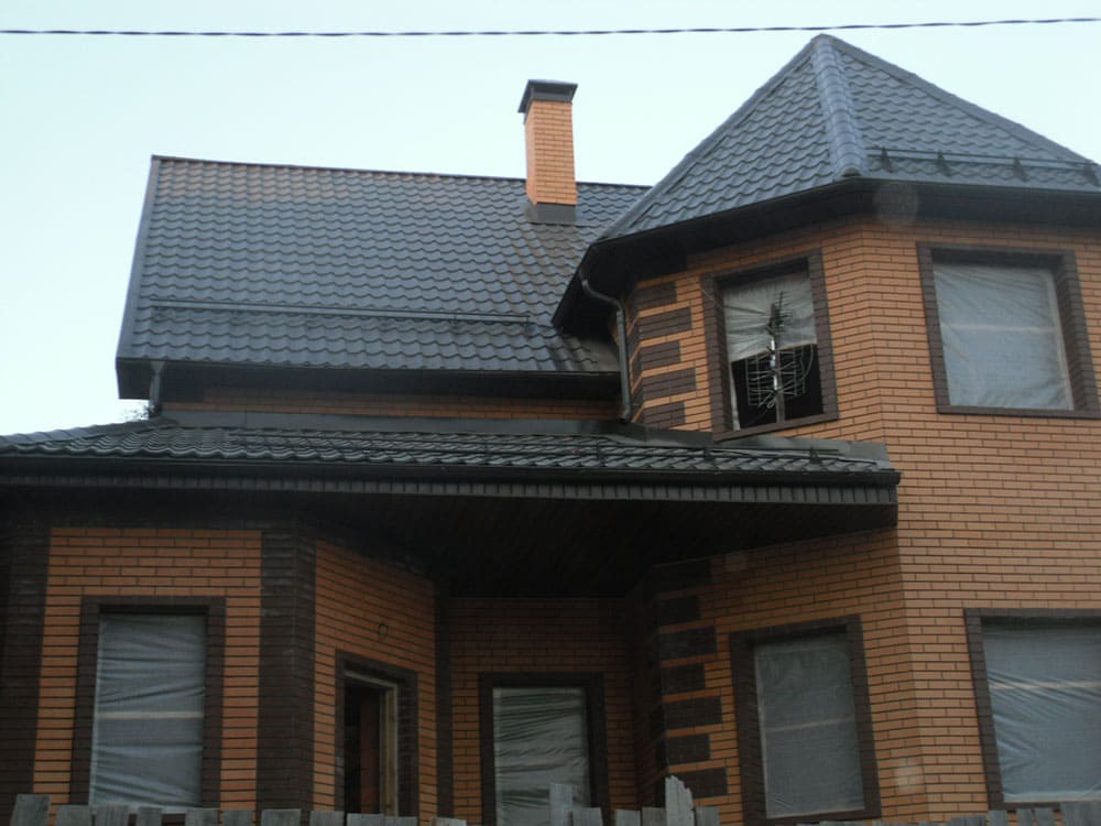 д. Дровосеки, Металлочерепица Призма 8019, софит Docke, Vilpe вентиляция.jpg